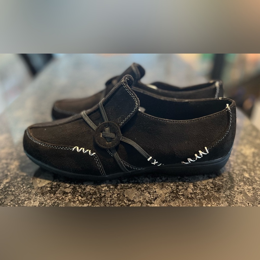 CLASSIQUE Women’s Faux Black Suede Slip-On Shoes with Stitch Detail Size 8W NWOT